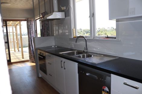 Photo of property in 10 Ingleby Place, Kelston, Auckland, 0602