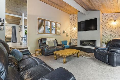 Photo of property in 10 St Lucia Place, Unsworth Heights, Auckland, 0632