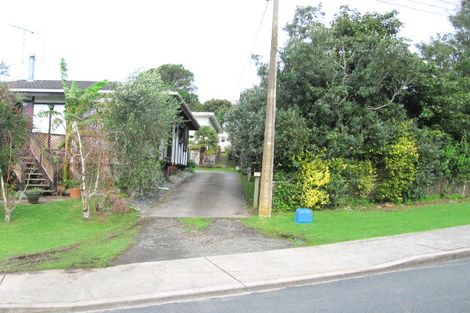 Photo of property in 35 Pohutukawa Avenue, Red Beach, 0932