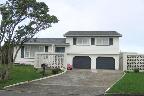 Photo of property in 23 Cheyne Walk, Newlands, Wellington, 6037