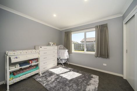 Photo of property in 126 Johnstone Drive, Fitzherbert, Palmerston North, 4410