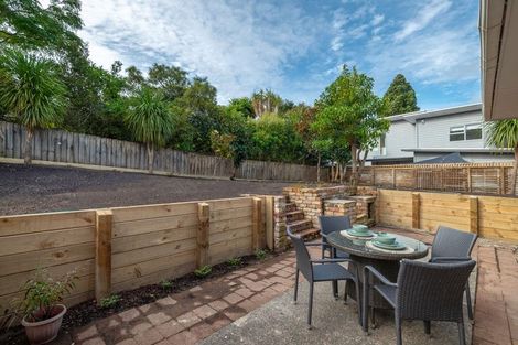 Photo of property in 2/7 Tallington Crescent, Torbay, Auckland, 0630