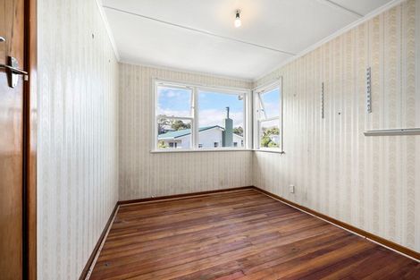 Photo of property in 4 Cotswold Crescent, Newlands, Wellington, 6037