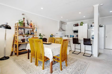 Photo of property in 16 Willow Camp Road, Takanini, 2112