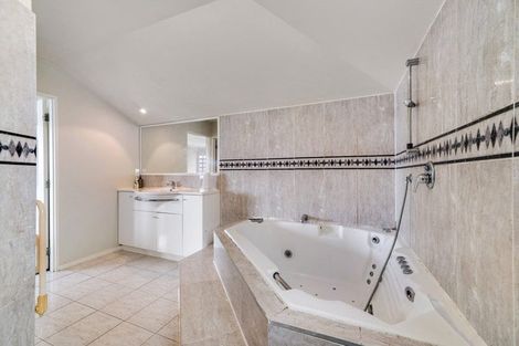 Photo of property in 13 San Martin Place, Goodwood Heights, Auckland, 2105