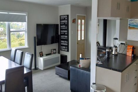 Photo of property in 5 Innes Way, Newlands, Wellington, 6037