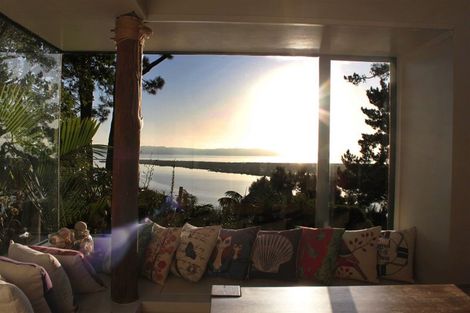 Photo of property in 215 West Harbour Drive, West Harbour, Auckland, 0618