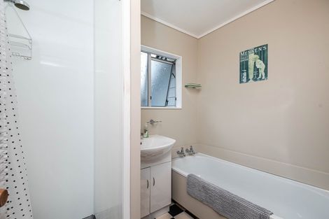 Photo of property in 52 Colchester Crescent, Newlands, Wellington, 6037