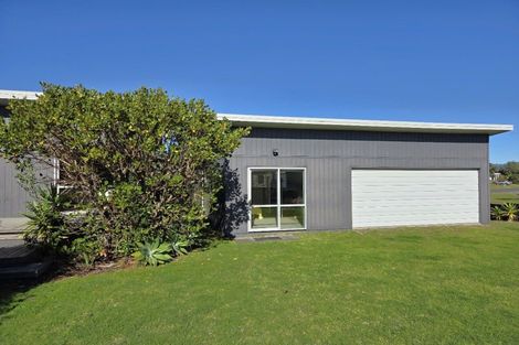 Photo of property in 102 Sands Crescent, Matarangi, Whitianga, 3592