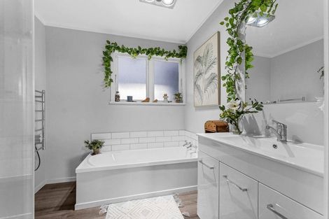 Photo of property in 84 Millbrook Road, Henderson, Auckland, 0612