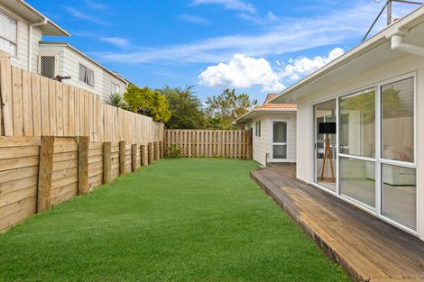Photo of property in 1/53 Sungrove Rise, Sunnyvale, Auckland, 0612