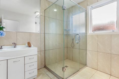 Photo of property in 2/4202a Great North Road, Glendene, Auckland, 0602