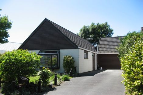 Photo of property in 2/25 Kingham Place, Avonhead, Christchurch, 8042