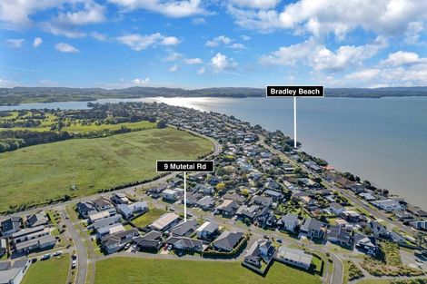 Photo of property in 9 Mutetai Road, Clarks Beach, 2122