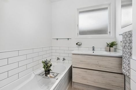 Photo of property in 1 Warwick Avenue, St Andrews, Hamilton, 3200