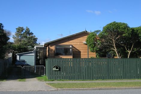 Photo of property in 76 Queens Road, Waikanae Beach, Waikanae, 5036