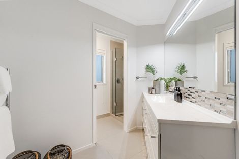 Photo of property in 53 Manor Park, Sunnyhills, Auckland, 2010