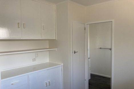 Photo of property in 2/105 Apu Crescent, Lyall Bay, Wellington, 6022