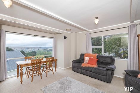 Photo of property in 52 Colchester Crescent, Newlands, Wellington, 6037