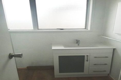 Photo of property in 402 Roscommon Road, Clendon Park, Auckland, 2103