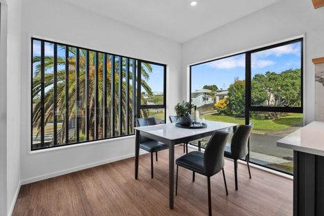 Photo of property in 1/33 Elizabeth Drive, West Harbour, Auckland, 0618