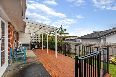 Photo of property in 128 Edgewater Drive, Pakuranga, Auckland, 2010