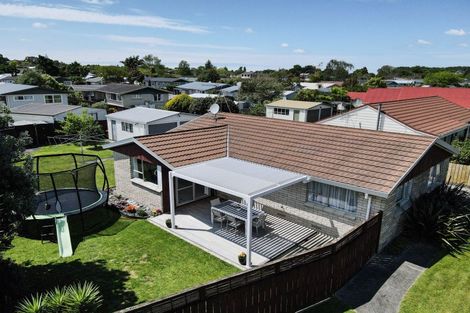 Photo of property in 102 Oakfield Crescent, Pukete, Hamilton, 3200