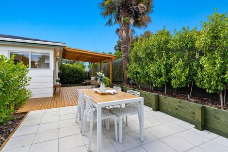 Photo of property in 2/43 Telstar Place, Beach Haven, Auckland, 0626