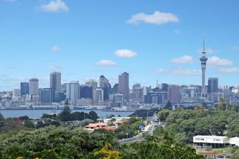 Photo of property in 10 Holdaway Avenue, Northcote, Auckland, 0627