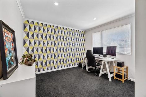 Photo of property in 3 Saint Heliers Grove, Fitzherbert, Palmerston North, 4410