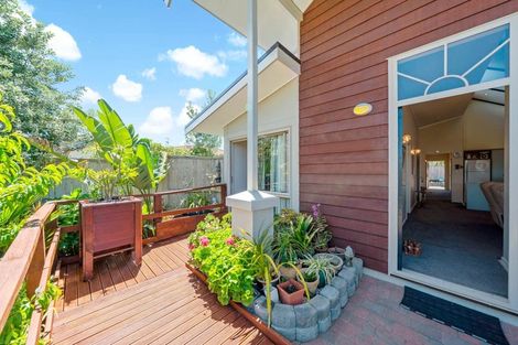 Photo of property in 5 Woodbank Drive, Glen Eden, Auckland, 0602