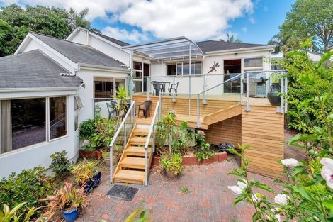 Photo of property in 1/8 Sunset Road, Unsworth Heights, Auckland, 0632