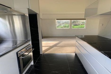 Photo of property in 12 Garmons Way, Castor Bay, Auckland, 0620