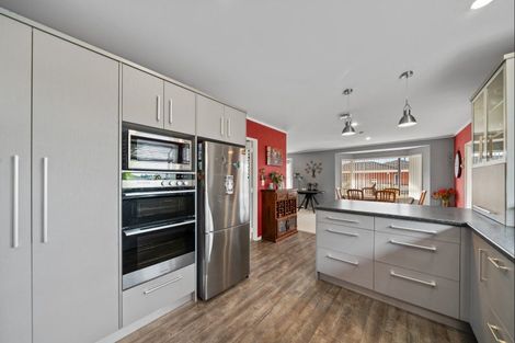 Photo of property in 33 Heta Road, Highlands Park, New Plymouth, 4312