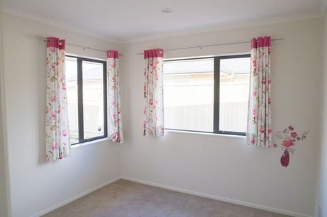 Photo of property in 12 Erceg Way, Rosehill, Papakura, 2113