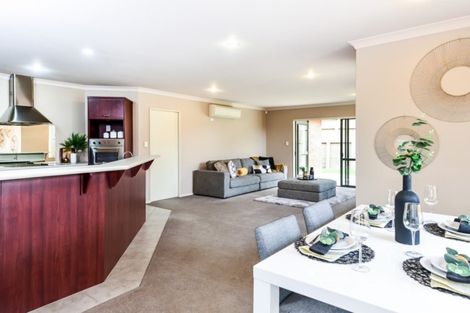 Photo of property in 90 Farnborough Drive, Grandview Heights, Hamilton, 3200