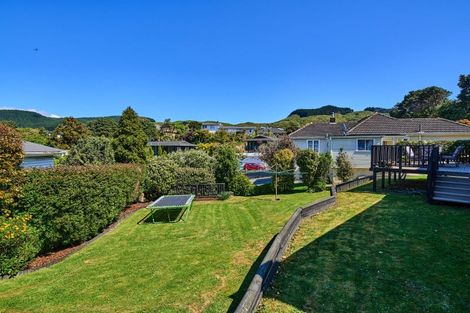 Photo of property in 2 Kereru Bend, Tawa, Wellington, 5028