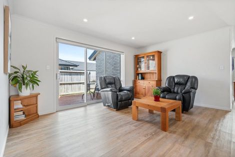 Photo of property in 67 Kaurinui Crescent, One Tree Point, 0118