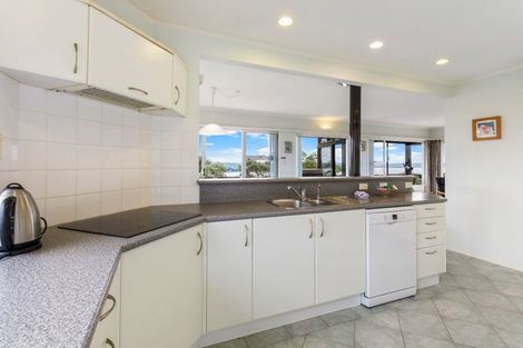 Photo of property in 23 Roberts Road, Matakatia, Whangaparaoa, 0930