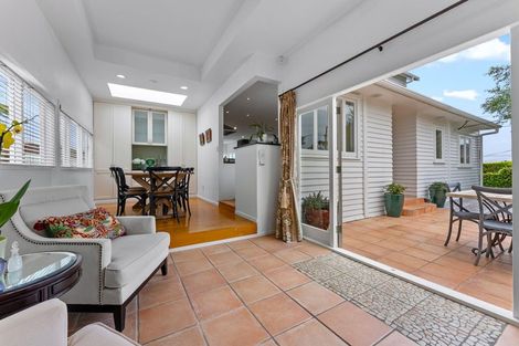 Photo of property in 15 Seaview Road, Castor Bay, Auckland, 0620