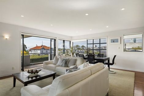 Photo of property in 190 Hurstmere Road, Takapuna, Auckland, 0622