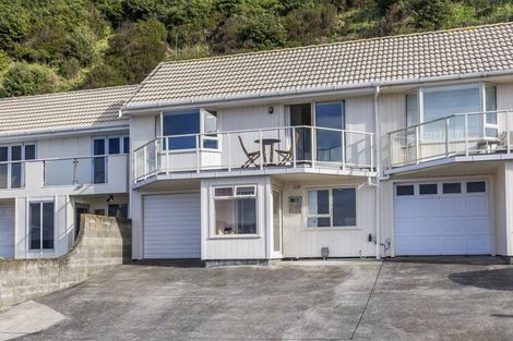 Photo of property in 2/420 Queens Drive, Lyall Bay, Wellington, 6022
