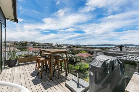 Photo of property in 29 Bernleigh Terrace, West Harbour, Auckland, 0618