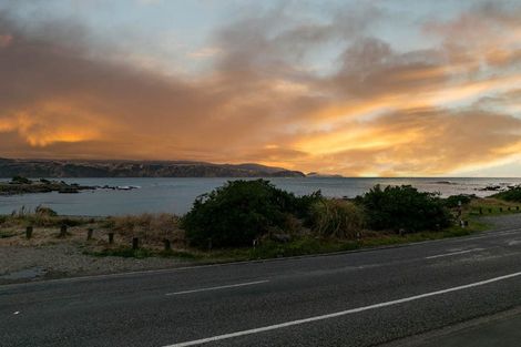 Photo of property in 106 Breaker Bay Road, Breaker Bay, Wellington, 6022