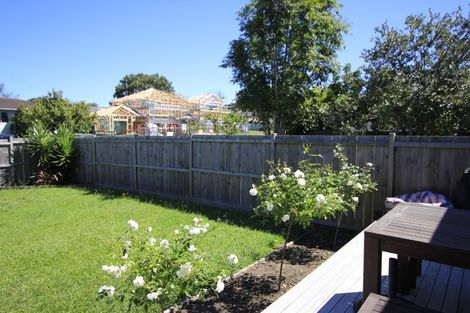 Photo of property in 15 Lisa Rise, Half Moon Bay, Auckland, 2012