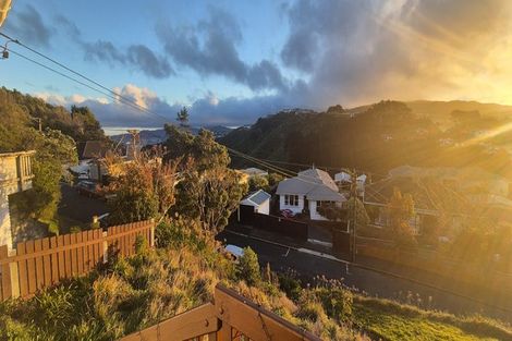 Photo of property in 11 Miles Crescent, Newlands, Wellington, 6037