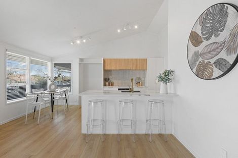 Photo of property in 3/50 Old Lake Road, Narrow Neck, Auckland, 0624