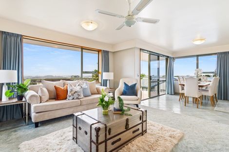 Photo of property in 10 Sunset Road, Unsworth Heights, Auckland, 0632