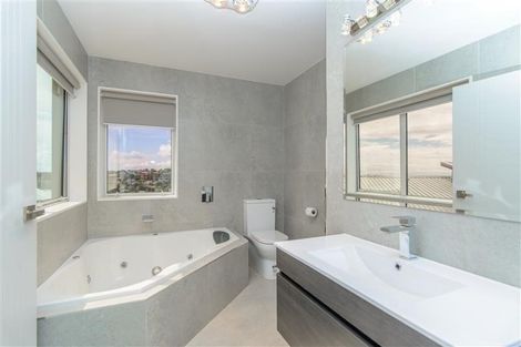 Photo of property in 2 Caldera Drive, Long Bay, Auckland, 0630