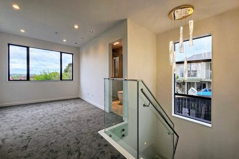 Photo of property in 7b Lewisham Street, Highland Park, Auckland, 2010